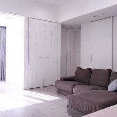 光が差し込むハイドアのあるリビング