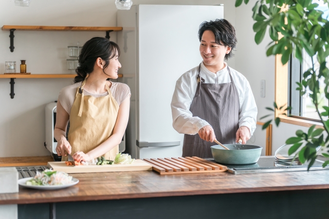 夫婦が仲良く料理をする様子