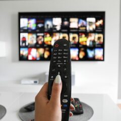 壁掛けテレビとリモコン
