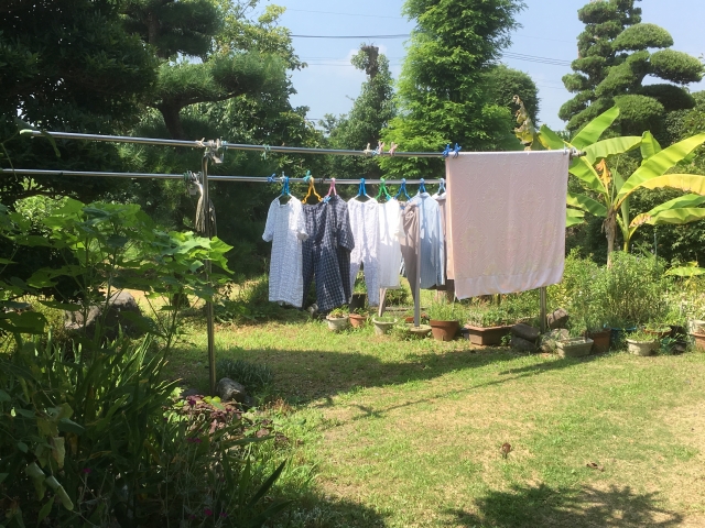 庭干しされた服と布団