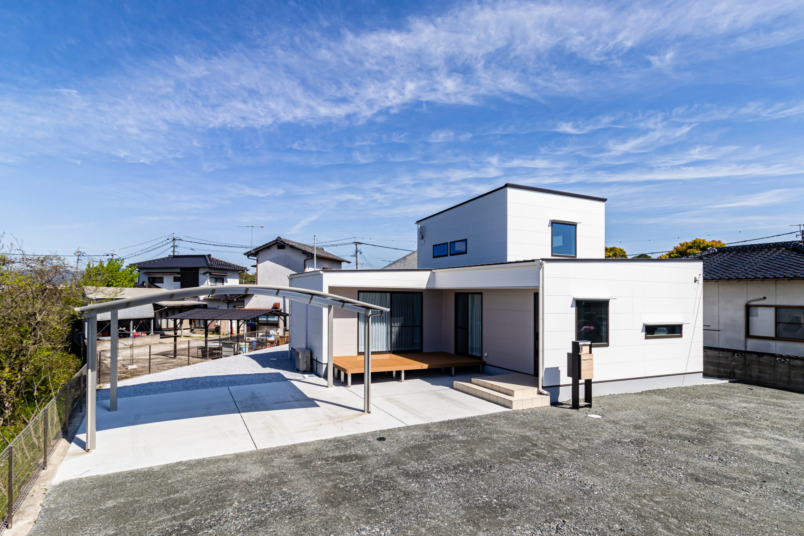 モダンなL字型の２階建てのお家