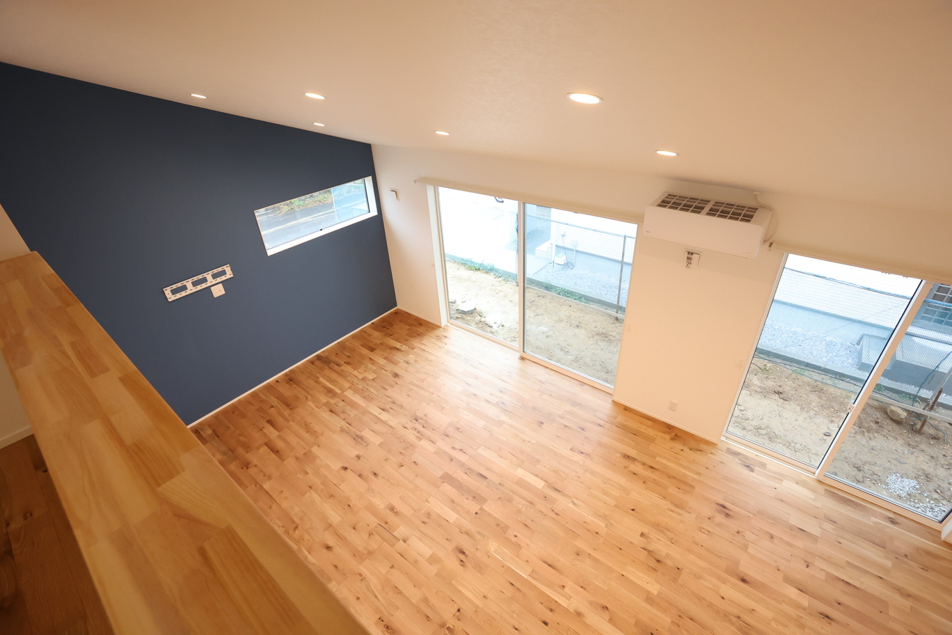 ブルーの扉がアクセントのロフトの平屋