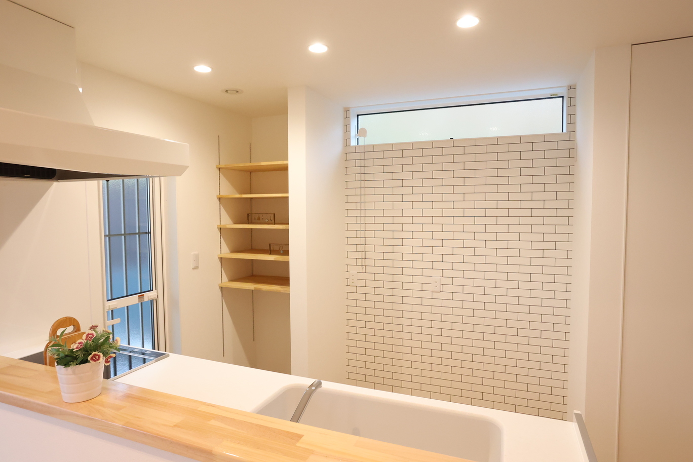 ブルーの扉がアクセントのロフトの平屋