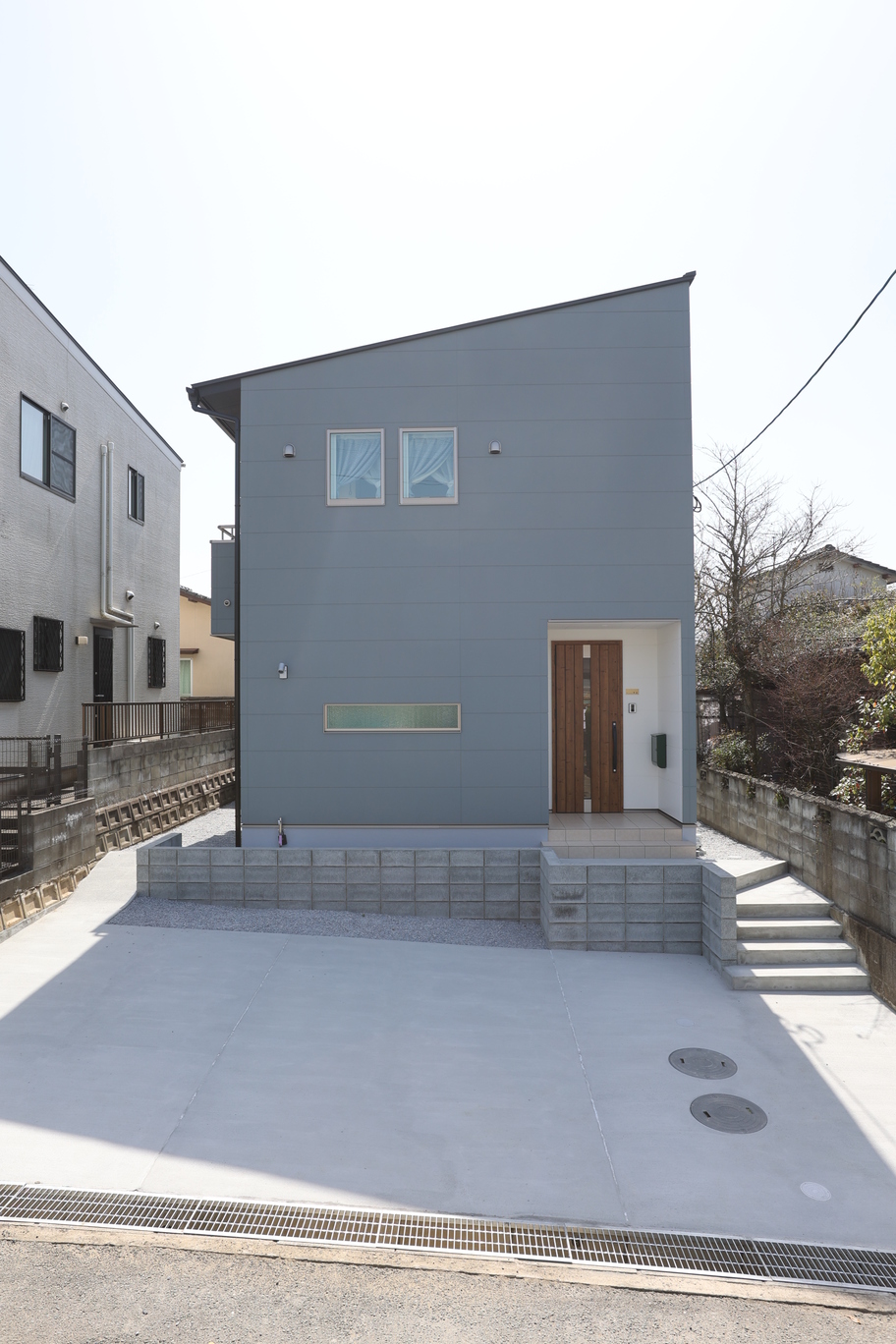 広いロフトのあるコンパクトな二階建てのお家