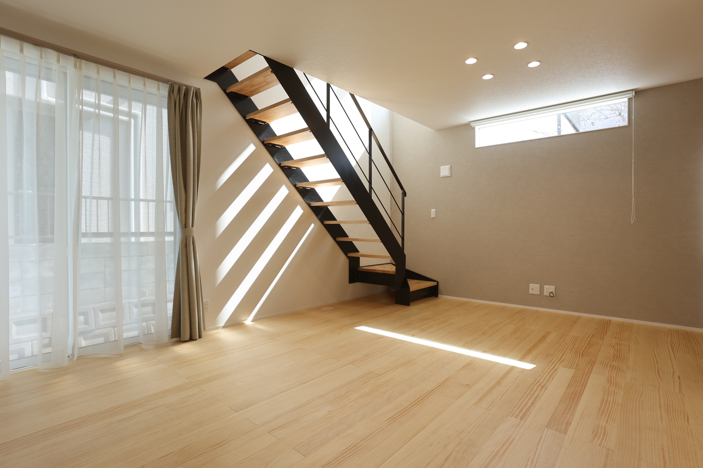 広いロフトのあるコンパクトな二階建てのお家
