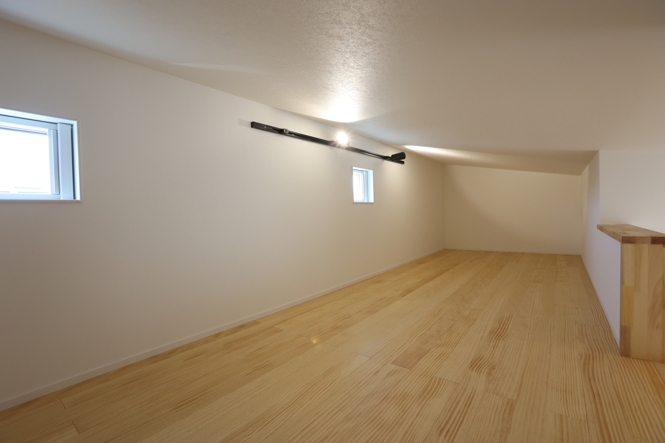 広いロフトのあるコンパクトな二階建てのお家