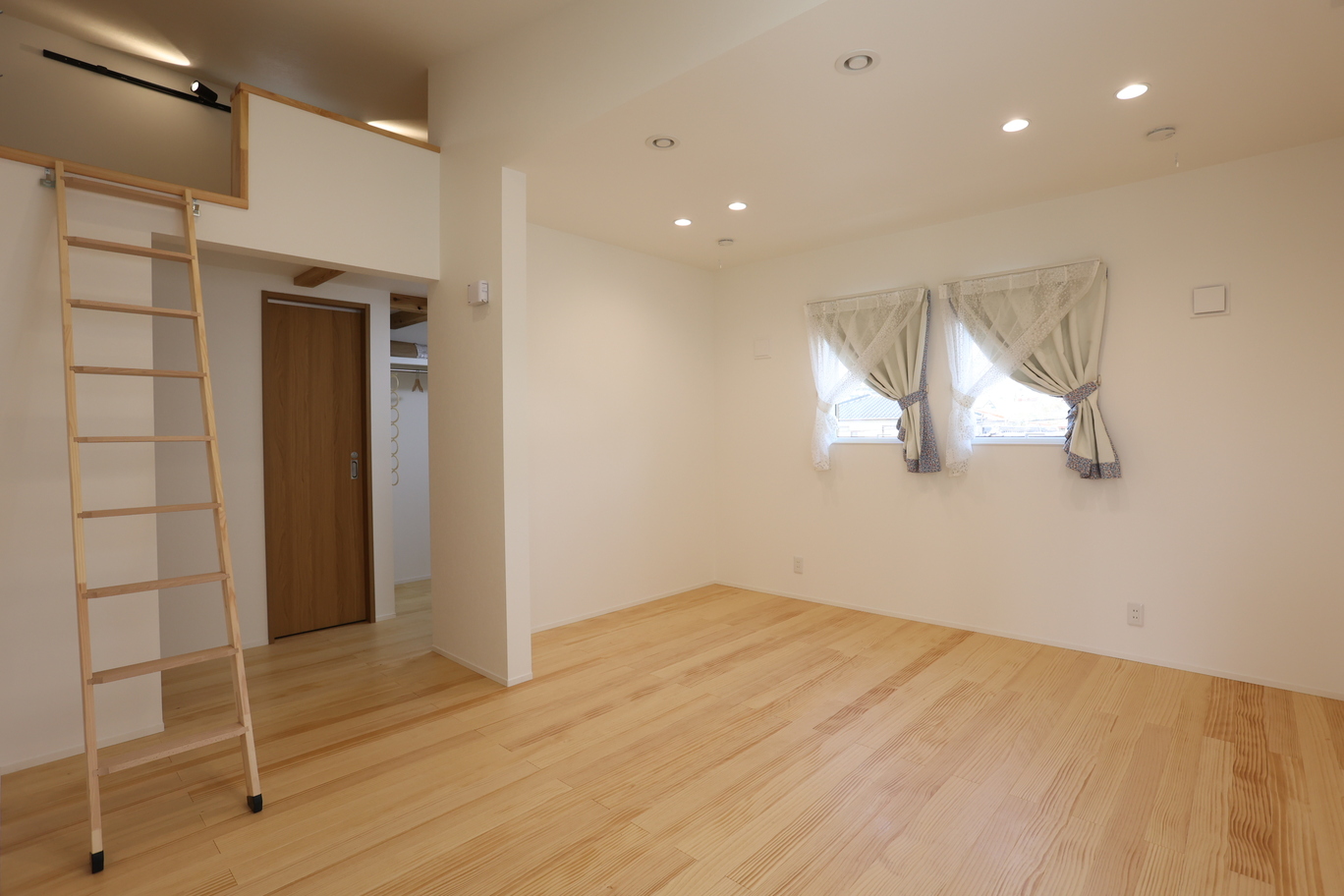 広いロフトのあるコンパクトな二階建てのお家