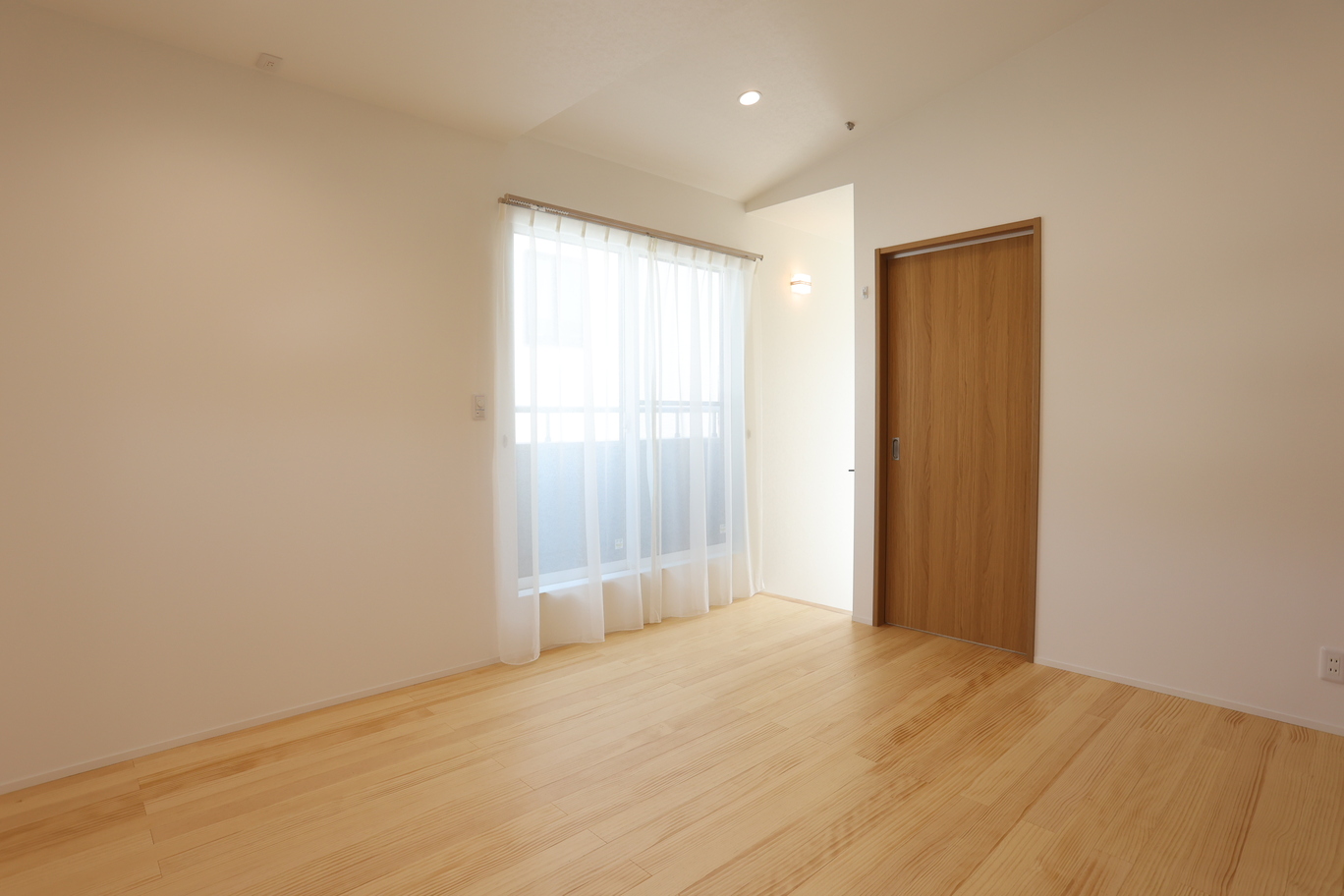 広いロフトのあるコンパクトな二階建てのお家