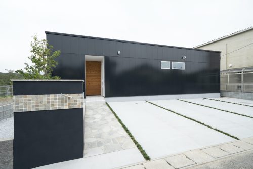 他にはないオリジナルの光沢の外壁！「池をのぞむ家」Ⅰ 宮若市　S様邸