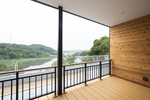 池をのぞむ家