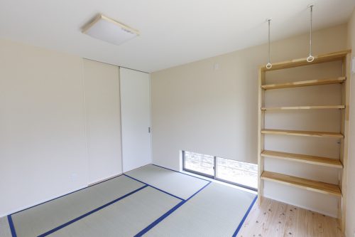 吹き抜けを中心に、家族が繋がる明るいお家