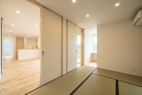 池をのぞむ家