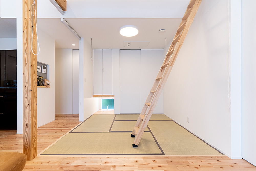 勾配天井とロフトがある平屋