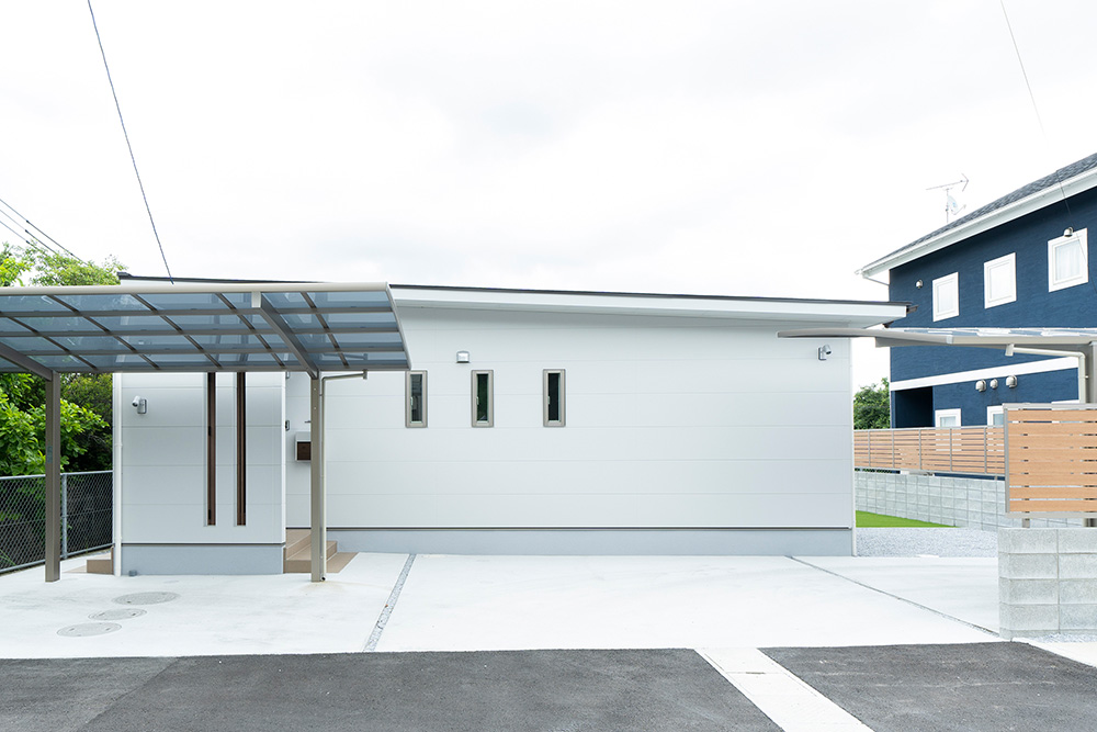 町並みを望む高台に建つお家