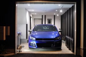 ガレージハウス内の車