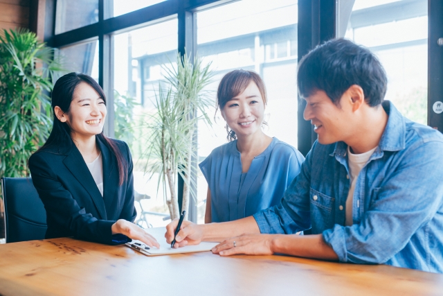 夫婦で住宅相談をする様子