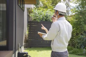 外構の相談をする業者と客