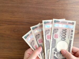 お金を数える人