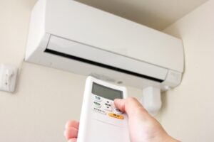 エアコンに向けられたリモコン