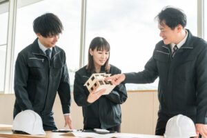 家づくりの相談をする住宅メーカーの人たち