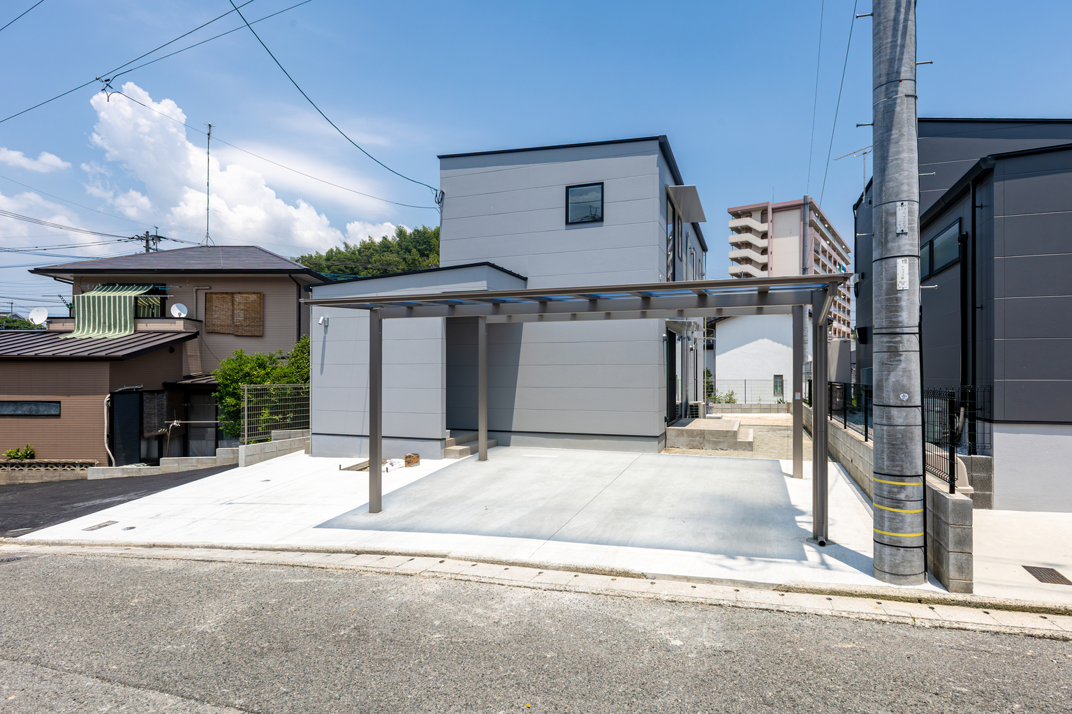 光が降り注ぐ2階建てのお家