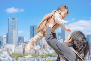街が見下ろしながら遊ぶ母子