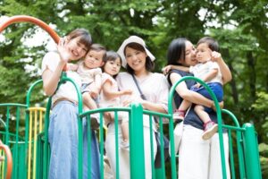 公園で交流する母子