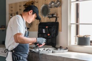 ガレージハウスで趣味に没頭する男性