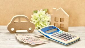 車のおもちゃとお金と電卓