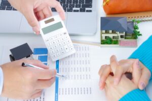 費用の説明を受ける女性