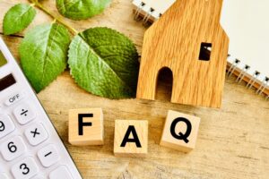 家の模型とFAQの文字