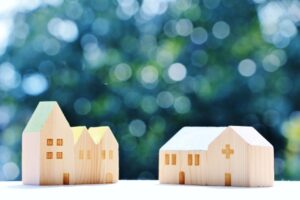 緑と光に囲まれた家の模型