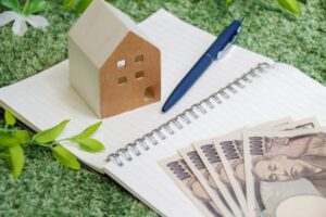家の模型とお札