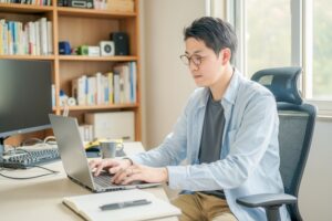 在宅ワークをする男性