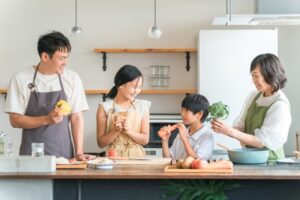 家族で料理をする様子