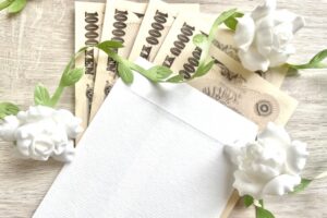 白い封筒とお金