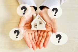 家の模型と？マーク