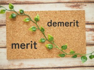 メリット・デメリットと書かれたボード