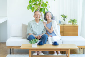リビングで笑顔の老夫婦