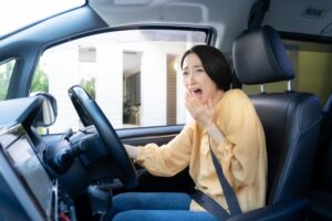 駐車に失敗した女性