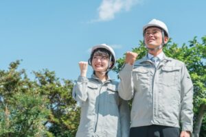 作業着姿の男女