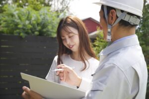 家づくりの相談をする女性