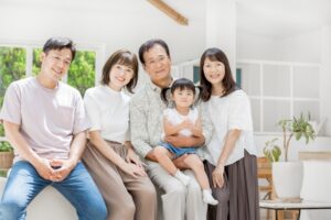 家の中で幸せそうな家族
