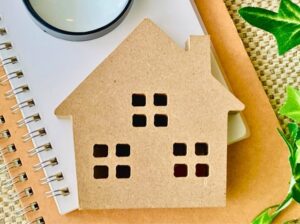 家の模型とノート