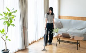 掃除機をかける女性