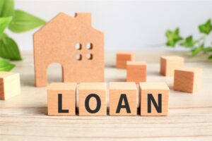 家の模型とLOANの文字