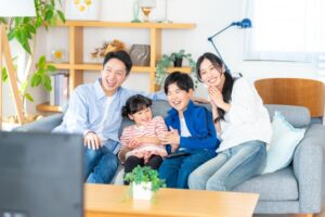 リビングでくつろぐ家族