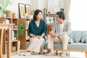 リビングでくつろぐミドル夫婦