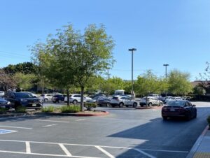 ショッピングモールの駐車場