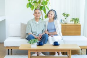 リビングでくつろぐシニア夫婦